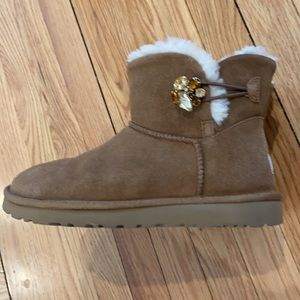 Ugg mini with brooch